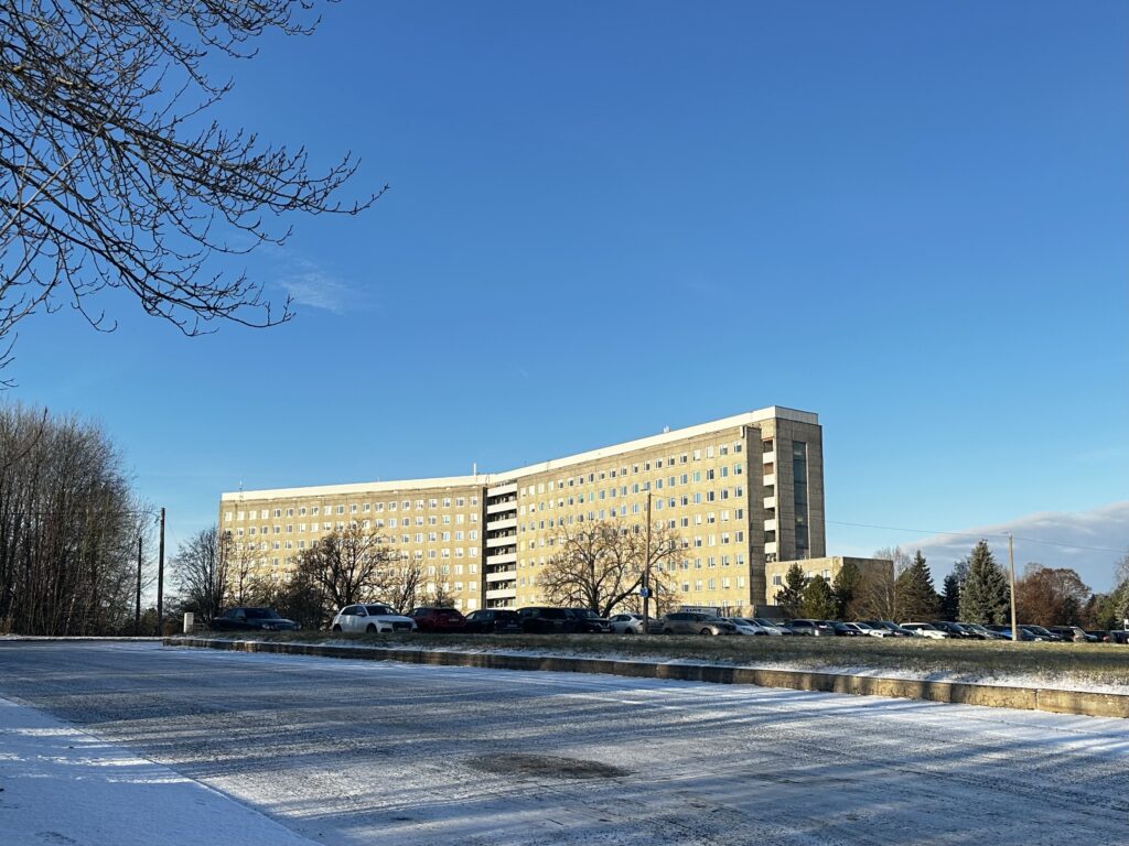 Pildil on Viljandi haigla vana hoone aadressil Pärna tee 3. Foto on talvine